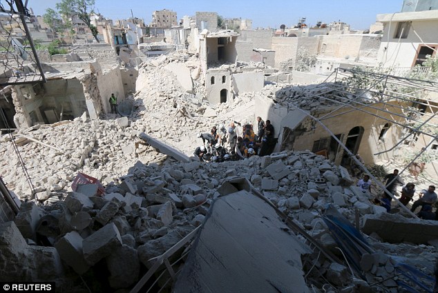 Video: Nghẹn ngào với em bé Syria ăn cỏ thay bánh mỳ - 2