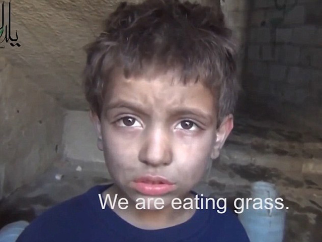 Video: Nghẹn ngào với em bé Syria ăn cỏ thay bánh mỳ - 1