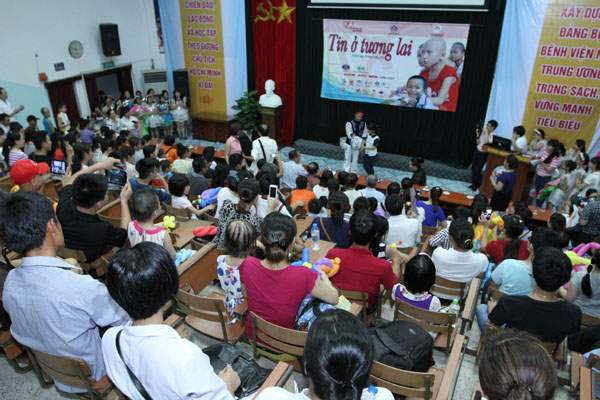 Xúc động hình ảnh trẻ ung thư nhận quà Tết Thiếu nhi - 2