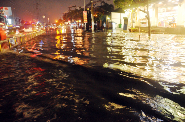 Ảnh: Người Sài Gòn lội bì bõm sau cơn mưa - 1
