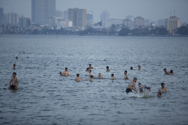 Người Hà Nội đầm mình trên “bãi biển” Hồ Tây giải nhiệt - 1