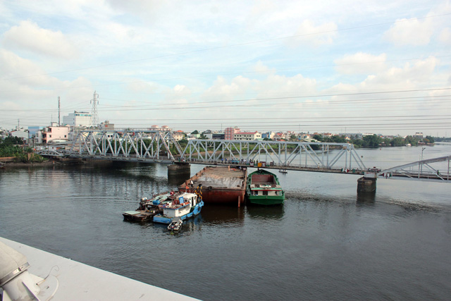 Sà lan kẹt cứng dưới cầu qua sông Sài Gòn - 1