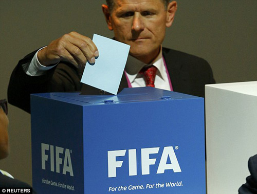 Đối thủ bỏ cuộc, Blatter tái đắc cử chủ tịch FIFA - 1