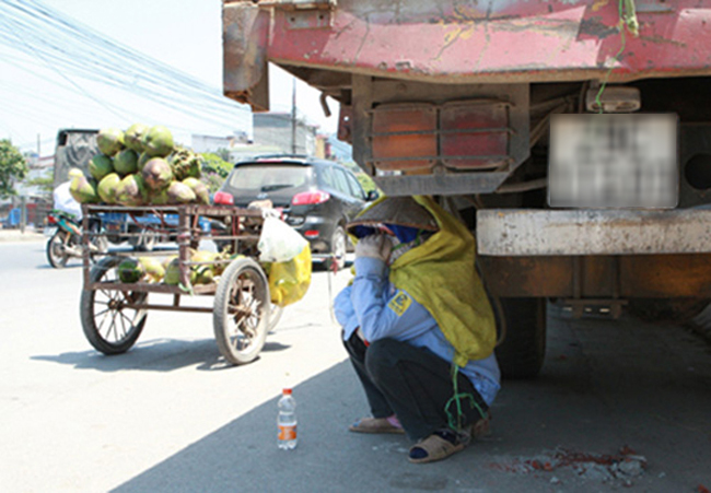 Nắng thế này thì phải trốn đã, bán sau vậy.
