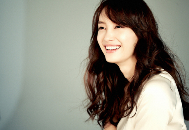Lee Na Young có vóc dáng mảnh mai, cao ráo. Cô gây ấn tượng với người đối diện bởi nụ cười trong trẻo, rạng rỡ.