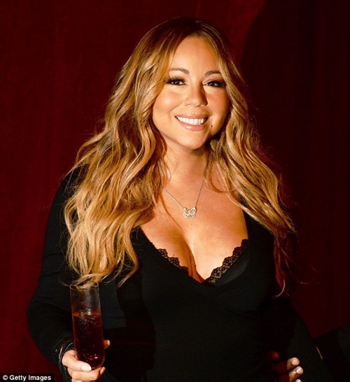 Mariah Carey nổi tiếng với biệt danh “diva đòi hỏi”. Nữ ca sĩ từng có lần bắt người làm phải đỡ cô nhẹ nhàng ngồi xuống ghế sofa để tránh làm hỏng… váy. Chưa hết, phòng thay đồ của Mariah luôn luôn phải có sẵn sâm-panh ướp lạnh, hoa hồng trắng cùng ghế dài tối màu để phục vụ nữ ca sĩ bất cứ lúc nào.