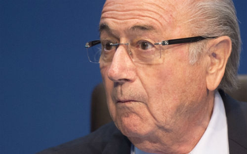 Messi cần "bắt tay" CR7 để lật đổ kẻ độc tài Blatter - 1