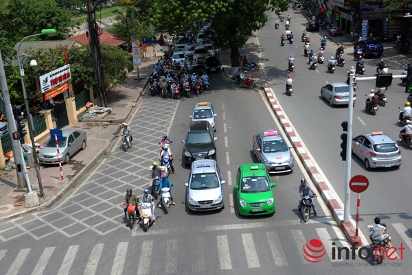 Bi hài chuyện trốn nắng khi chờ đèn đỏ ở Hà Nội - 2