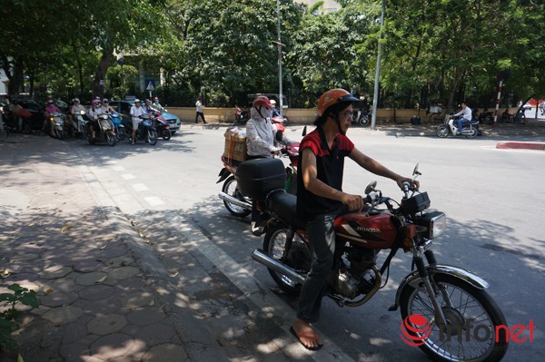 Bi hài chuyện trốn nắng khi chờ đèn đỏ ở Hà Nội - 4