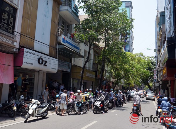 Bi hài chuyện trốn nắng khi chờ đèn đỏ ở Hà Nội - 11