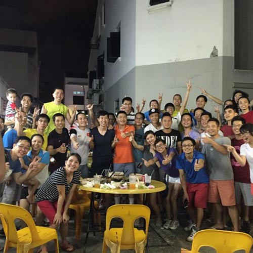 Huy Toàn “bị vây” trong quán cháo ếch ở Geylang - 1