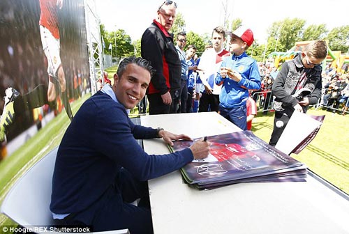 Vì trẻ thơ, Van Persie ủng hộ Man City và Chelsea - 4