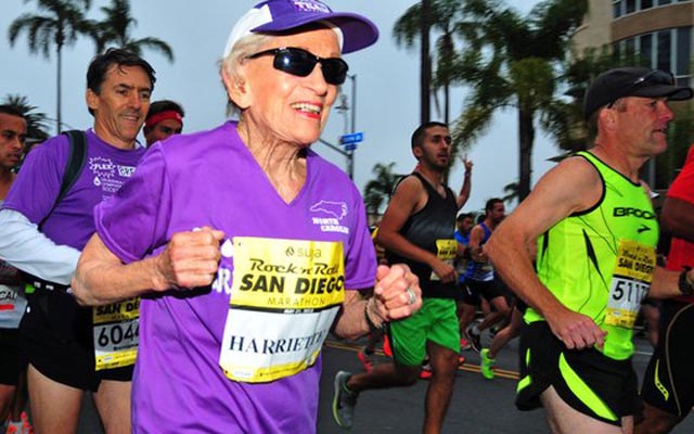 Cụ bà 92 tuổi lập kỷ lục chạy marathon 42 km - 1