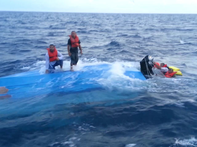 Lạc trên biển, ngư dân Ấn Độ suýt ăn thịt lẫn nhau - 2