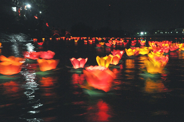 Ảnh: Ngàn hoa đăng đẹp lung linh trên sông Sài Gòn - 1