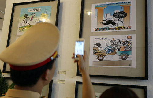 Triển lãm tranh biếm họa về an toàn giao thông 2015 - 2