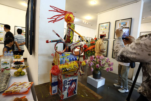 Triển lãm tranh biếm họa về an toàn giao thông 2015 - 3