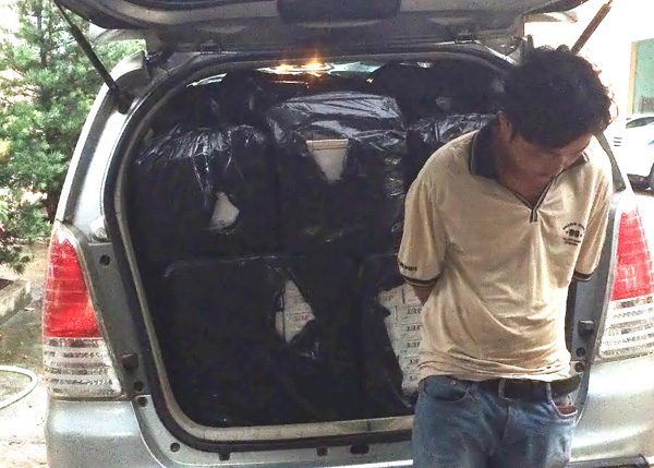 Xế hộp chở nghìn cây thuốc lá lậu “đua” với môtô CSGT - 2