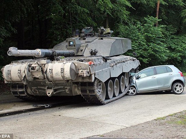 Đức: Thiếu nữ thoát chết khi lao ô tô vào xe tăng - 1