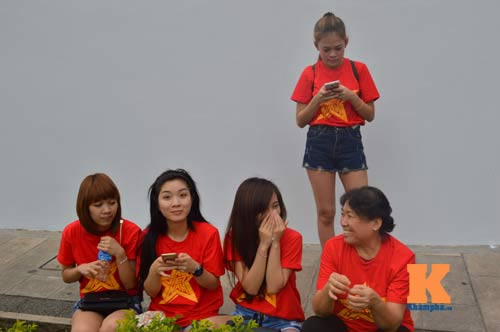 Nữ du học sinh Việt “cháy” hết mình vì U23 VN - 3