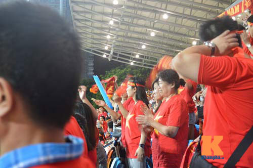 Nữ du học sinh Việt “cháy” hết mình vì U23 VN - 7