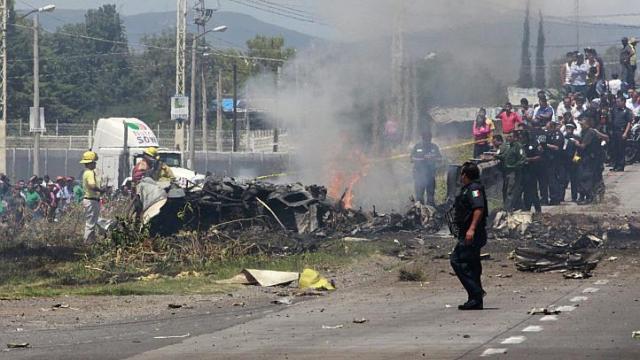 Máy bay Mexico rơi xuống xa lộ, 5 người thiệt mạng - 1