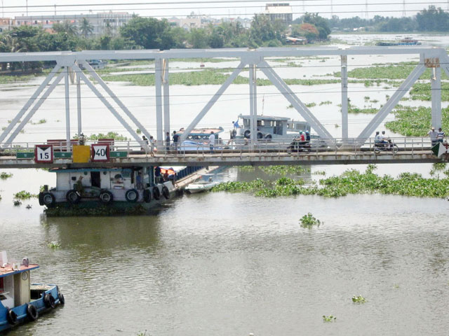Sà lan lại kẹt dưới cây cầu 113 tuổi ở Sài Gòn - 1