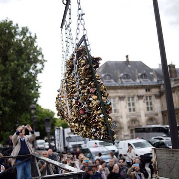 Dân Pháp tiếc nuối khi 45 tấn khóa tình yêu bị phá bỏ - 1