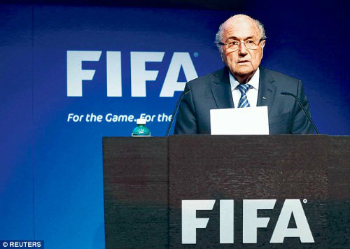 Dù đã từ chức, Sepp Blatter vẫn “cố đấm ăn xôi” - 1