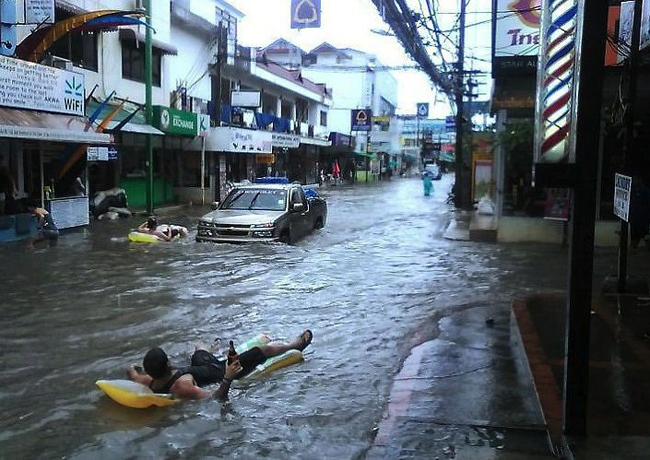 Đi đứng kiểu gì đấy, không thấy bọn anh đang phơi nắng à.
