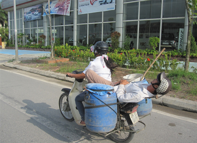 Anh cứ yên tâm ngủ đi, đến nơi em gọi dậy.
