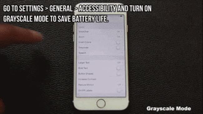 2. Bật chế độ Grayscale để tiết kiệm pin

Bạn có thể vào Settings &gt; Genneral &gt; Accessibility &gt; bật chế độ Grayscale để tiết kiệm thời lượng pin cho chiếc iPhone của mình.

