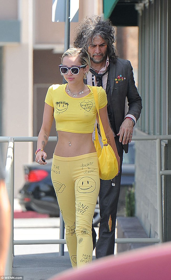 Đầu tuần vừa qua, Miley Cyrus tự tin thả rông trên phố khi đi ăn trưa cùng trường nhóm Flaming Lips,  Wayne Coyne ở Los Angeles.Giọng ca “Wrecking Ball” gây chú ý khi diện chiếc áo croptop màu vàng nổi bật.
