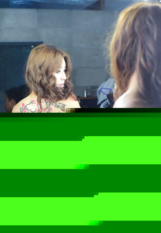 Cận cảnh "nữ chiến binh" cởi áo xăm hình 4 tiếng - 1