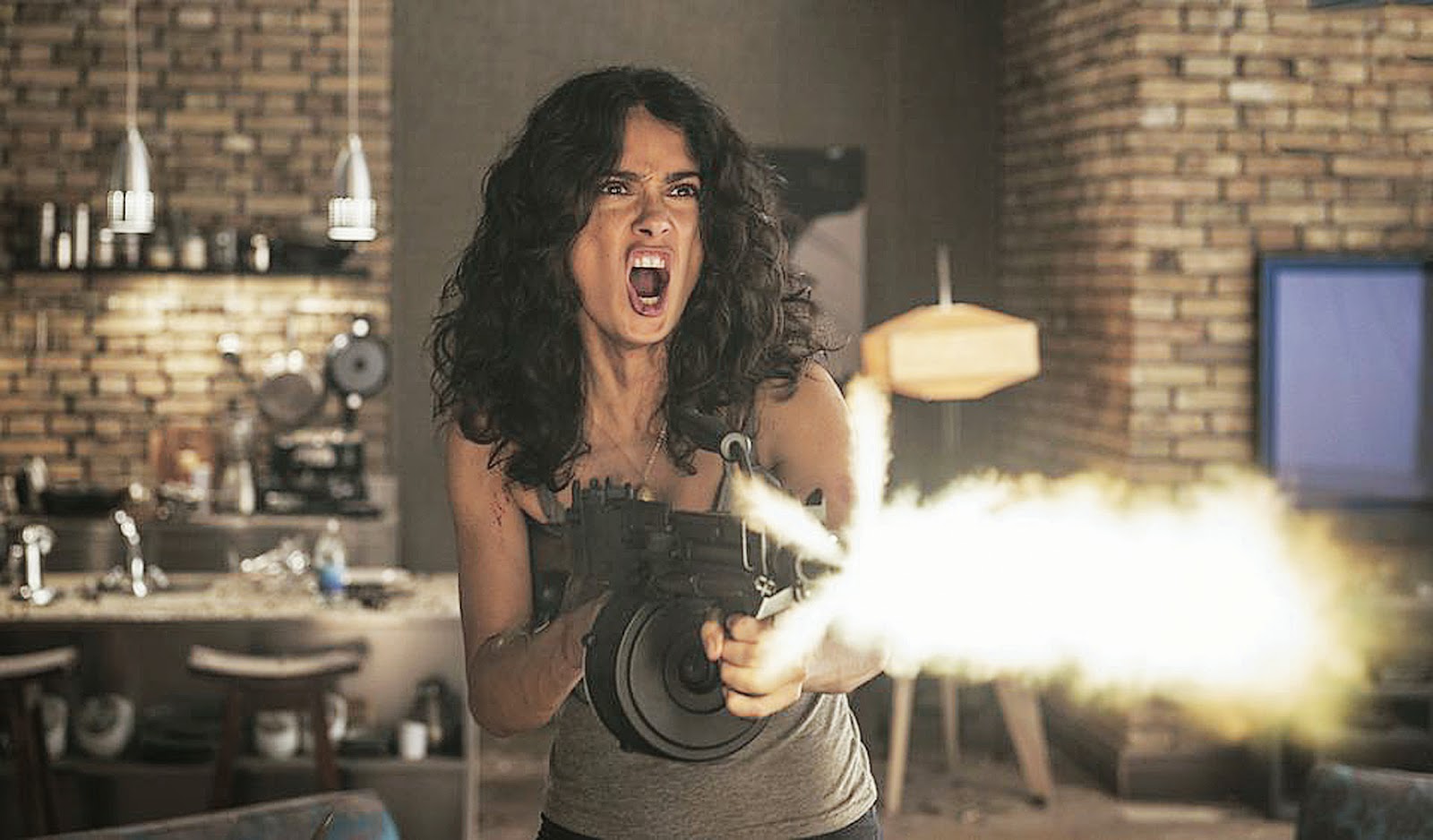 Cận cảnh "nữ chiến binh" cởi áo xăm hình 4 tiếng - 10