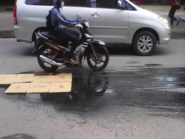 Hà Nội: Xe cứu hộ khiến hàng chục xe máy “vồ ếch” - 1