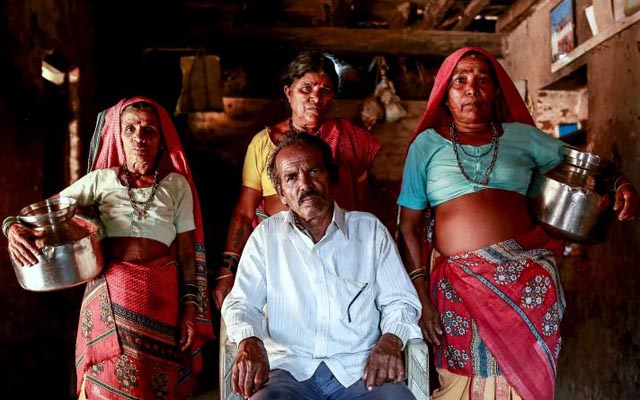 Đàn ông Ấn Độ cưới thêm vợ để xếp hàng gánh nước - 1