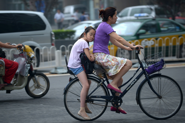 Đang buồn ngủ thì bị gọi dậy đi học.
