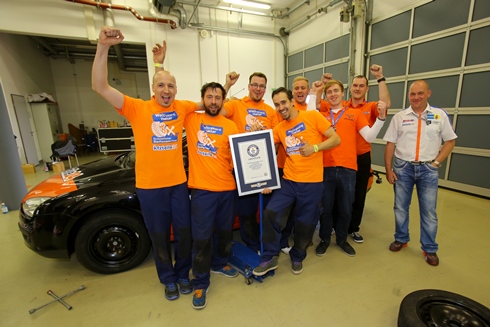 Kỷ lục Guinness thay 4 bánh xe với 59,62 giây - 2