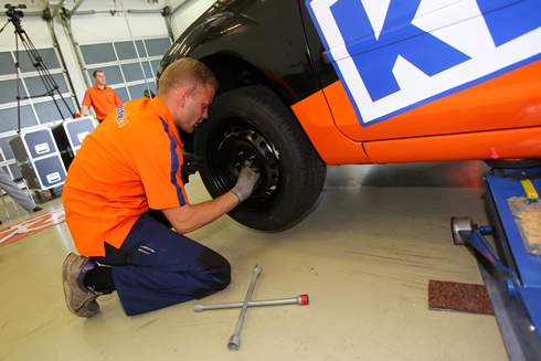 Kỷ lục Guinness thay 4 bánh xe với 59,62 giây - 4