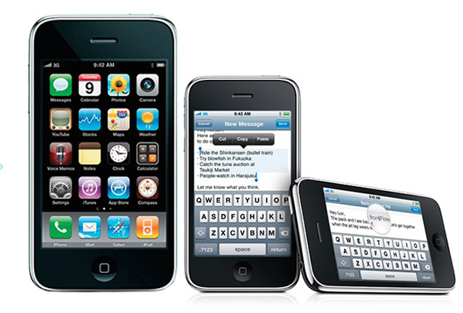 iOS 3.0 chính thức được giới thiệu vào tháng 6/2009 cùng điện thoại iPhone 3GS. Đây cũng là lần đầu tiên nền tảng iOS cho phép người dùng sao chép - dán văn bản.
