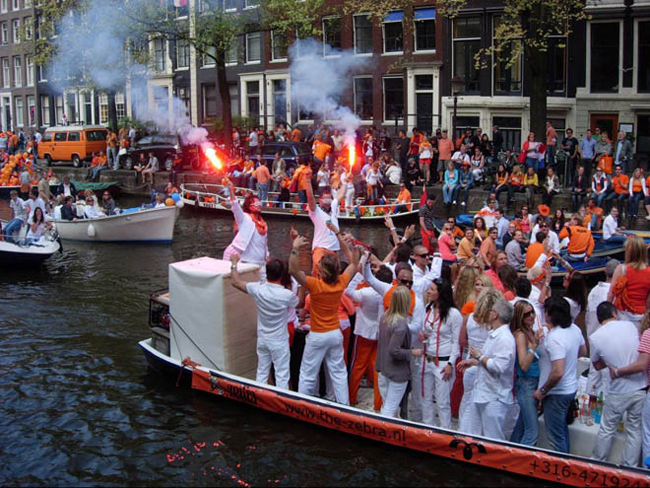 Đường phố Amsterdam, Hà Lan đầy màu cam trong Koninginnedag, tức là ngày của nữ hoàng. Hơn 1 triệu người tập trung ở trung tâm thành phố tiệc tùng thâu đêm suốt sáng. Năm 2013 có ngày Koninginnedag cuối cùng khi nữ hoàng Beatrix nhường ngôi cho hoàng tử Willem. Từ năm 2014, lễ hội đổi thành Konningsdad, ngày của vua, ngày 27.4 là ngày sinh của vua Willem.
