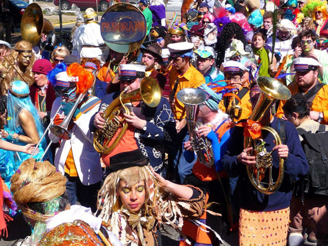 Lễ Mardi Gras ở thành phố New Orleans, Mỹ là lễ hội đường phố lớn với trang phục kỳ dị và các đoàn tuần hành từ chủ nhật đến ngày thứ Ba béo (tiếng Pháp là Mardi Gras), một ngày trước Lễ tro (ngày thứ tư 7 tuần trước lễ phục sinh).
