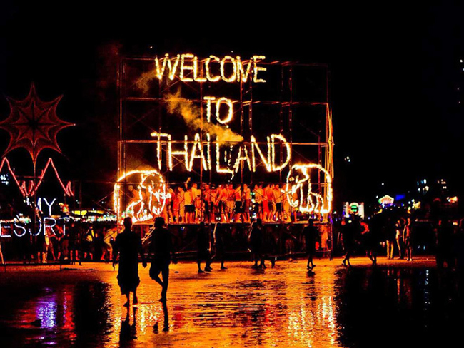 Lễ hội Full Moon Party (trăng tròn) diễn ra tại Kohn Pha Ngan, Thái Lan 3 đêm trăng tròn hàng tháng. Khách du tụ tập bên bãi biển nhậu nhẹt, nhảy nhót, thử các kỹ năng nhảy qua lửa.
