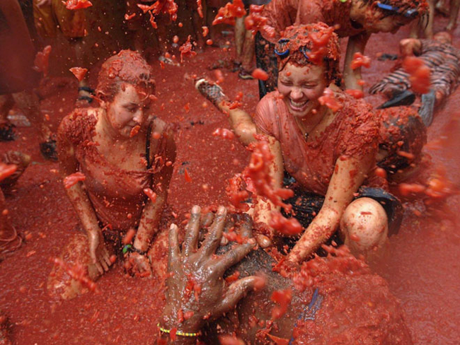 Cuộc chiến cà chua lớn nhất thế giới La Tomatina thu hút 30 ngàn người đến Bunol, Tây Ban Nha vào tháng 8 hàng năm.
