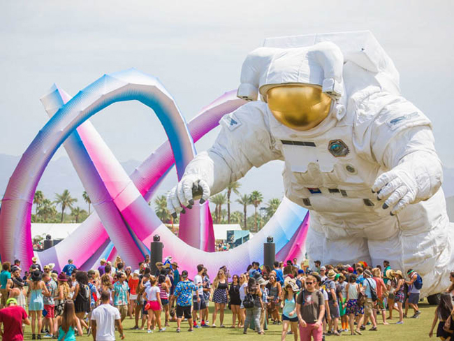 Liên hoan âm nhạc diễn ra 3 ngày đêm ở Coachella, Indio, California, Mỹ.


