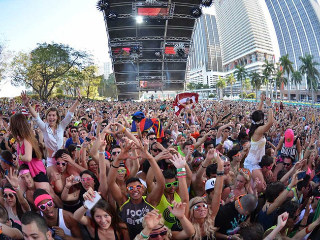 Vé được bán hết trong chớp mắt ở Ultra Music Festival, thành phố Miami, bang Florida, nới 330 ngàn người đến thưởng thức nhạc điện tử trong cái nóng mùa hè.
