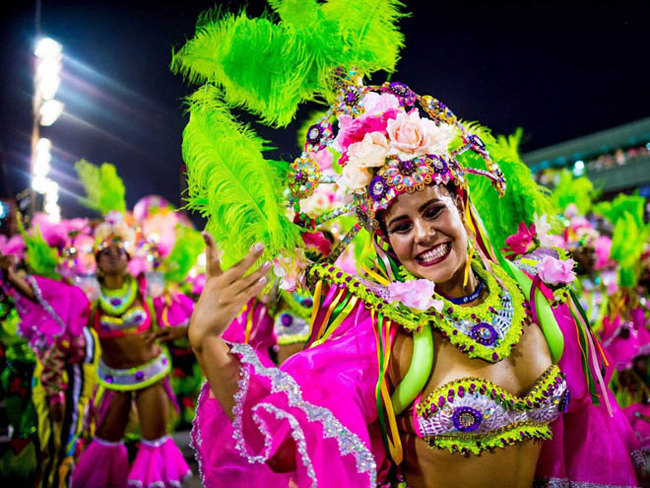 Thành phố Rio de Janeiro, Brazil là nơi tổ chức lễ hội carnival lớn nhất thế giới tổ chức theo lịch công giáo hàng năm có truyền thống từ năm 1723, mỗi ngày thu hút 2 triệu người ra đường. Năm nay, lễ hội từ ngày 13 đến 17.2. Những người đẹp trong các bộ trang phục nóng bỏng, rồi điệu samba rực lửa… là những gì thường thấy ở lễ hội này.


