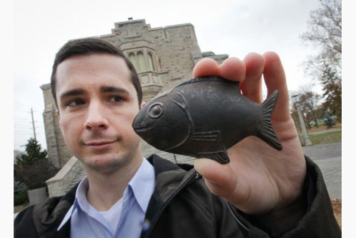 Thú vị chuyện dùng cá bằng sắt nấu ăn để chữa bệnh - 1