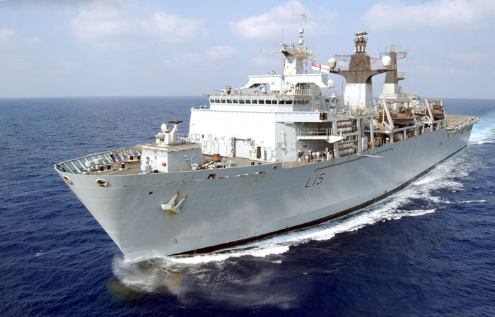 Tàu chiến Anh quá tải vì bị người di cư “đổ bộ” - 1